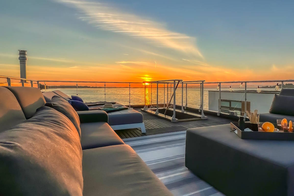 Hausboot an der Ostsee mieten - Terrasse am Abend